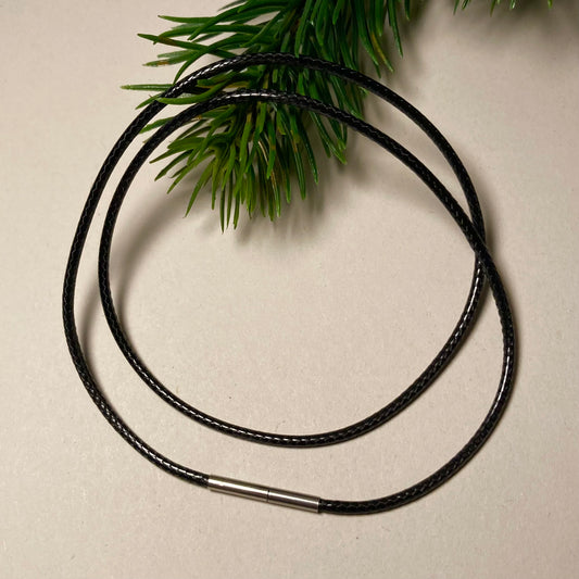 Necklace with twist lock